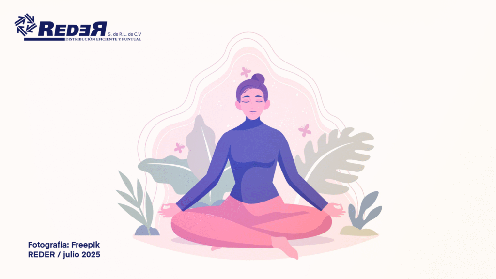 Persona sentada en postura de meditación, rodeada de un ambiente sereno