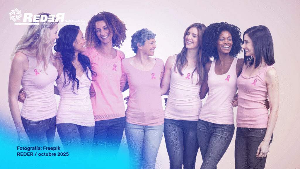 Mujeres de diferentes etnias unidas por el lazo rosa símbolo de prevención del cáncer de mama