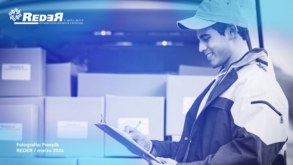 Ilustración de una persona revisando un checklist junto a cajas selladas, un camión de reparto y símbolos de seguridad, respaldo legal y cumplimiento.