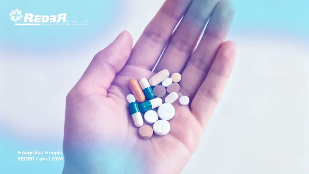 Mano sosteniendo diversas tabletas y cápsulas que representan medicamentos genéricos accesibles.