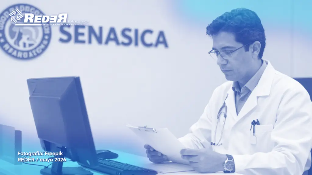 Médico veterinario revisando documentos oficiales en escritorio con computadora, con elementos visuales de sellos, cédulas y logotipos institucionales al fondo.