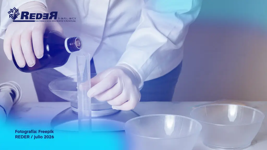 Profesional de estética en centro de belleza moderno preparando o aplicando tratamiento de colágeno, con suplementos o insumos estéticos en primer plano y entorno de cabina contemporánea al fondo.